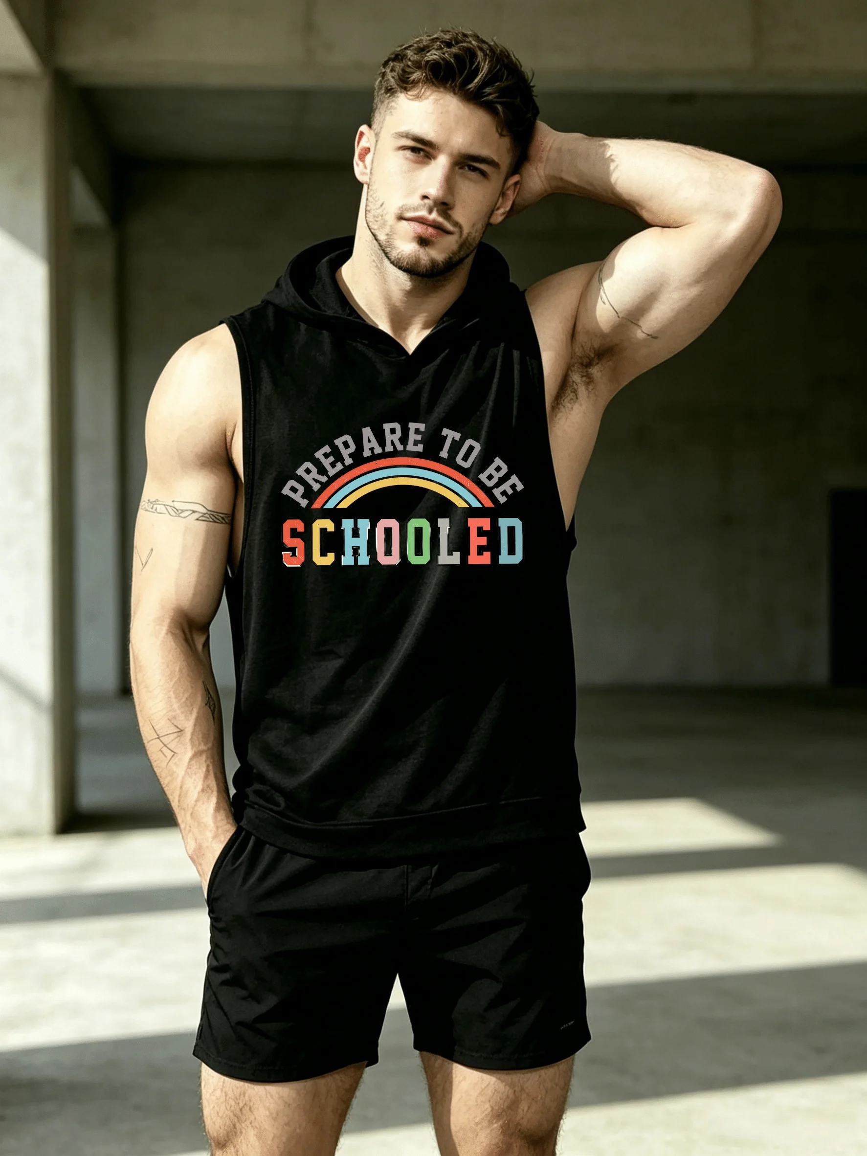 Conjunto deportivo informal de 2 piezas con estampado escolar para hombre, camiseta sin mangas con capucha y pantalones cortos con bolsillo, conjunto de dos piezas, fresco y cómodo, estilo minimalista negro