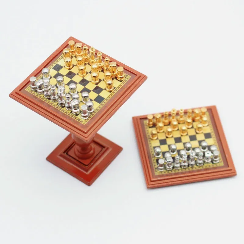 1Set Miniatur Legierung Internationale Schach Set Schachbrett Schach Tisch Set 1:12 Puppenhaus Soldat Szene Modell Wohnkultur Kinder Spielzeug