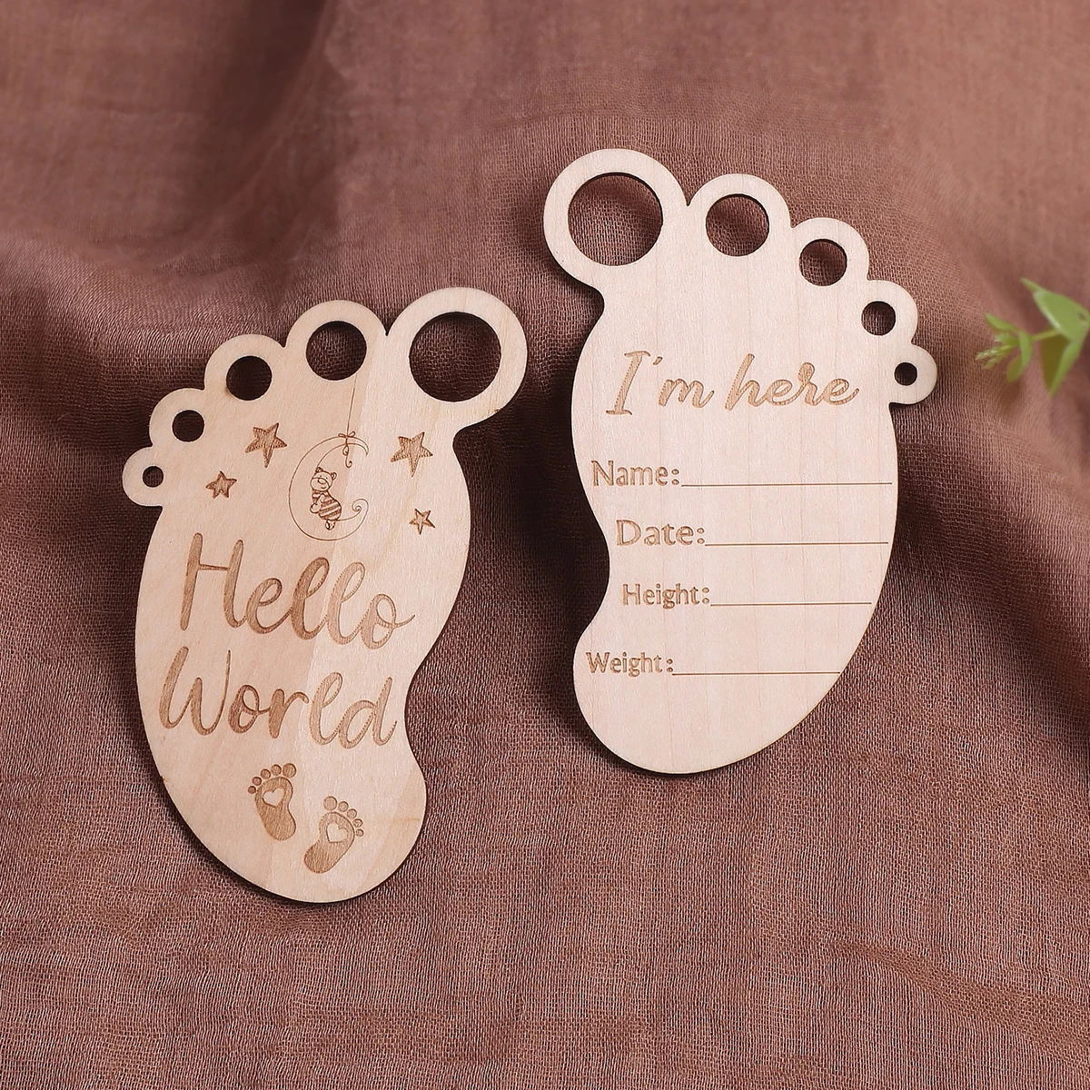 

Ylsteed, 2 шт., мемориальные открытки для новорожденных, бумажные карты для новорожденных, деревянные гравированные возрастные аксессуары для фотосъемки, подарок на рождение