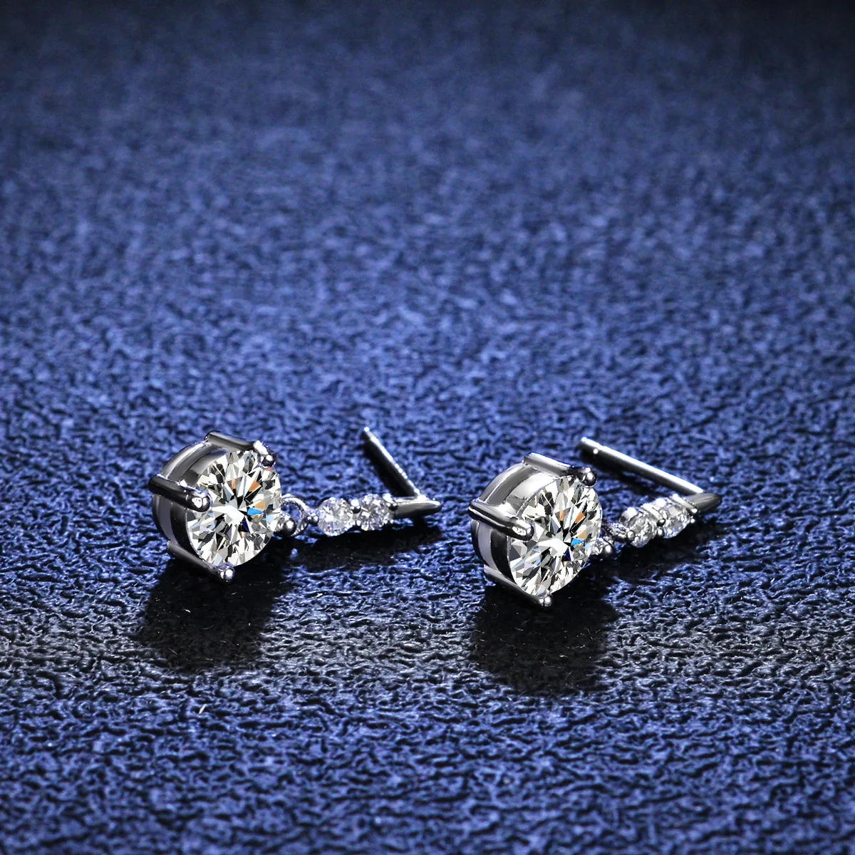 18K gold studded diamond four claw earrings with temperament of 1 carat D-color moissanite gift jewelry tassel earrings