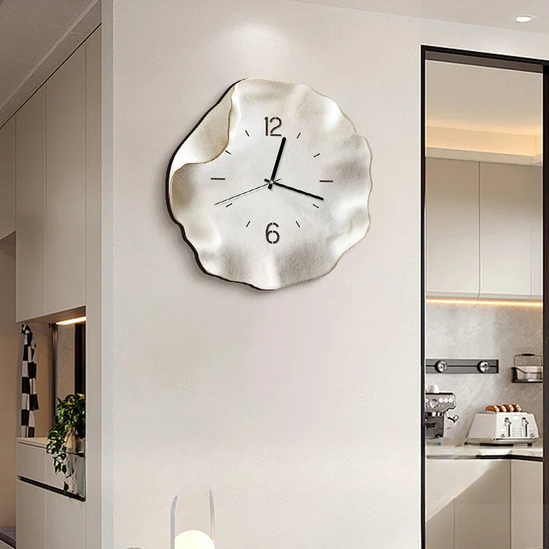 ساعة حائط يابانية فريدة من نوعها بتصميم بسيط فاخر وحديث للفتيات ساعة حائط كوين عتيقة من الزجاج المستدير الشمالي ديكور المنزل