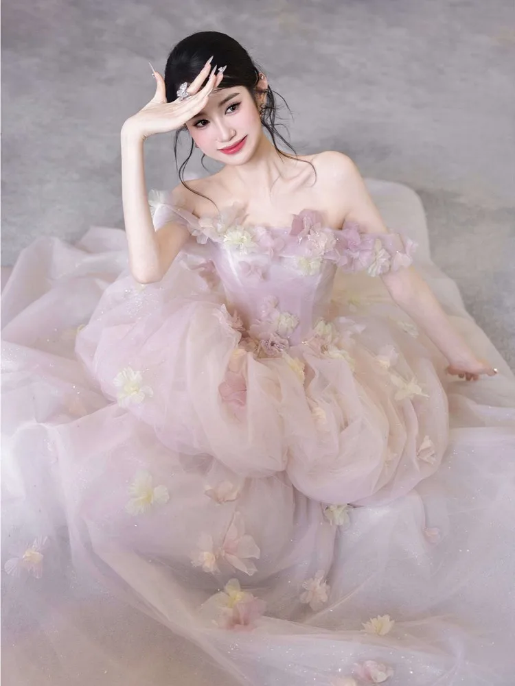 A new light luxury one-shoulder simple and lightweight welcome dress for people going out