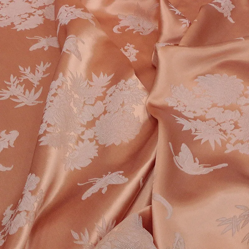 

Это новая ткань юбки Cheongsam в китайском стиле из эластичного шелкового крепа в традиционном китайском стиле.