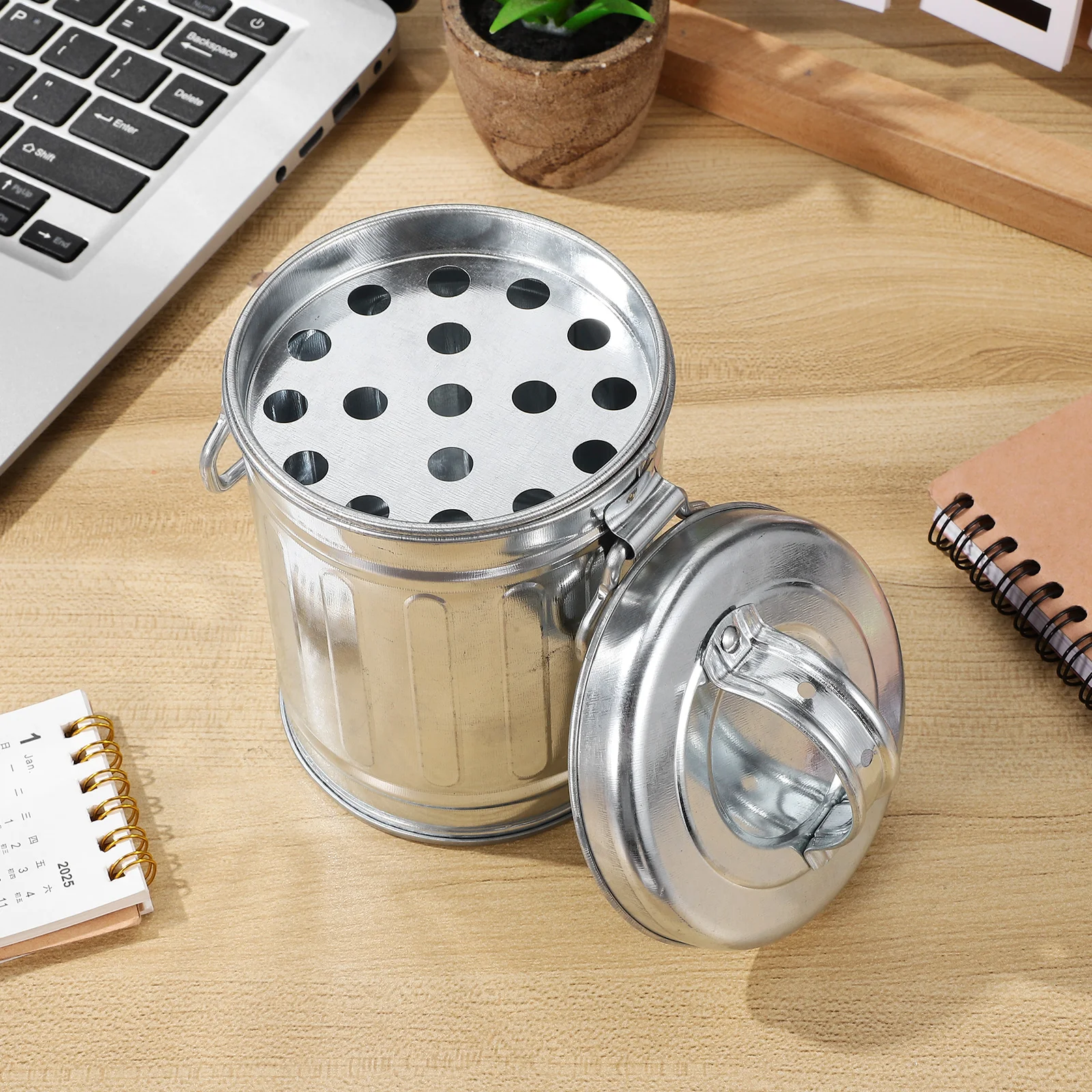 

1pc Metal Ashtray Galvanized Iron Bucket Design With Lid For Home Office Desktop Small Waste Bin Cigarette Butt Holder