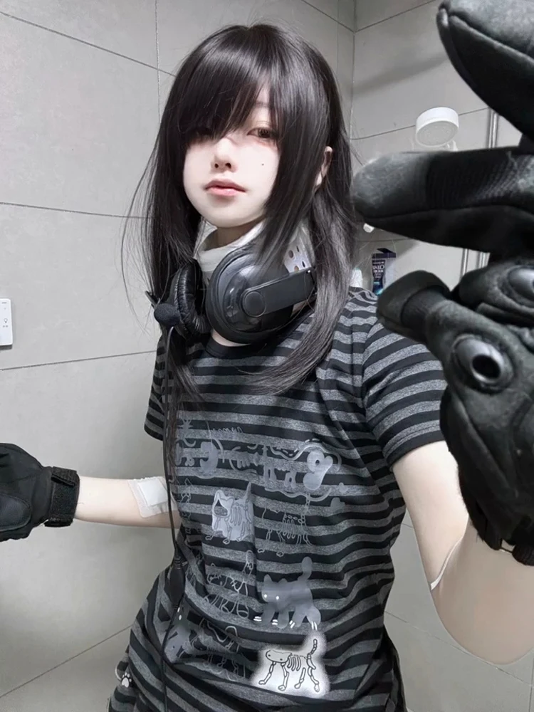 تي شيرت نسائي بأكمام قصيرة بتصميم Y2K، قصة ضيقة مع طباعة لطيفة على الطراز الياباني، قميص صيفي مخطط بألوان متباينة وماص للعرق