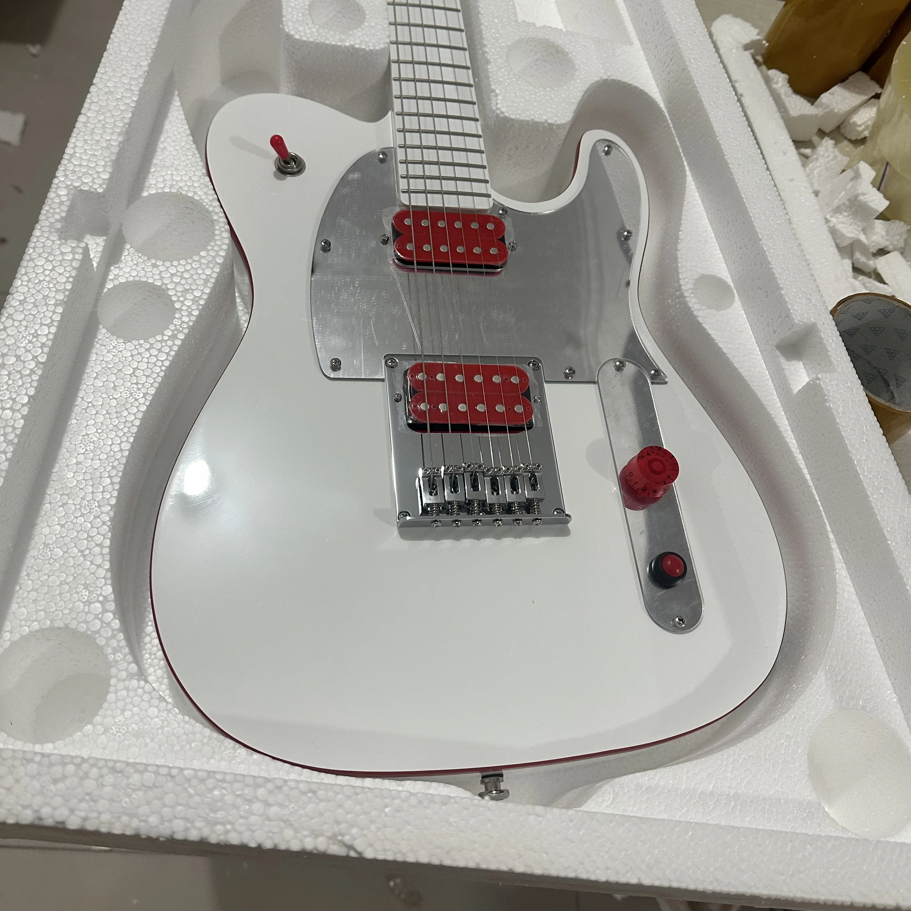Benutzerdefinierte TL John 5 Signature Ghost E-Gitarre, weiße H-H-Tonabnehmer, roter Knopf, kostenloser Versand