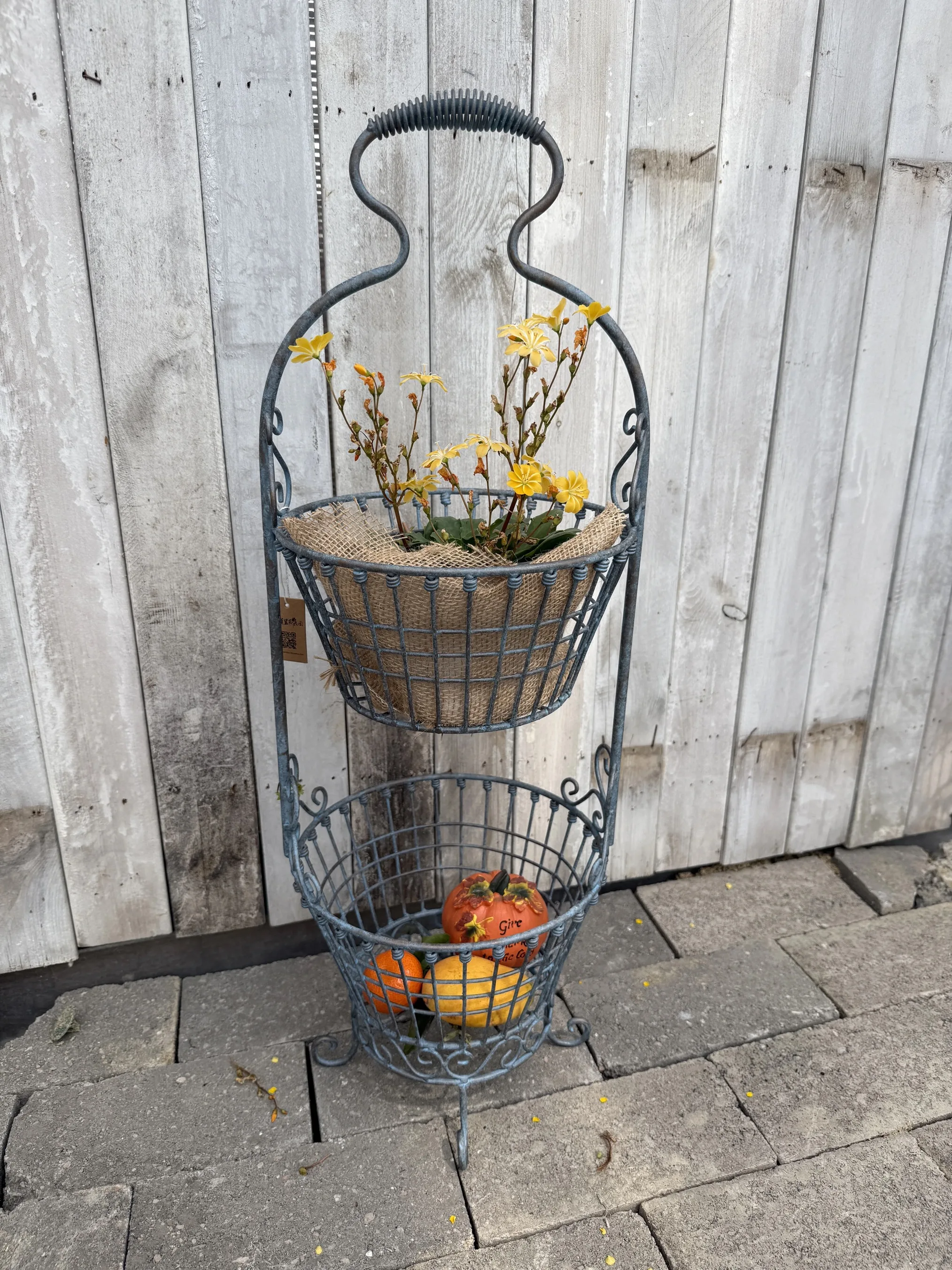 soporte-de-metal-de-2-niveles-con-cestas-de-alambre-acabado-rustico-azul-grisaceo-diseno-con-motivos-ornamentales-organizador-independiente-para-plantas-frutas-y-almacenamiento