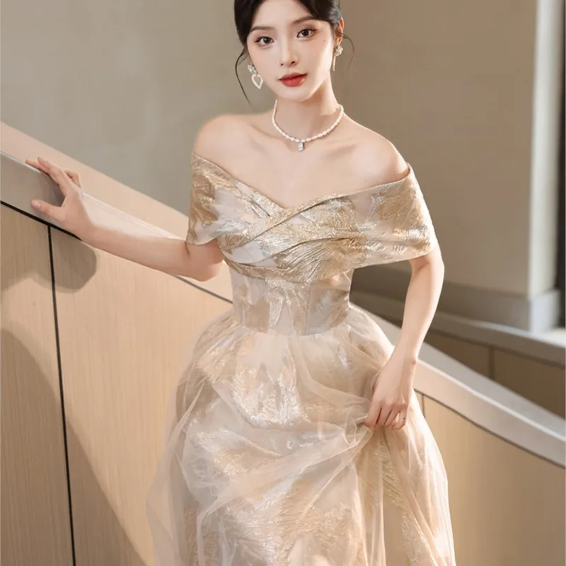 

Gold one-shoulder light luxury minority rite of Passage exam host dress