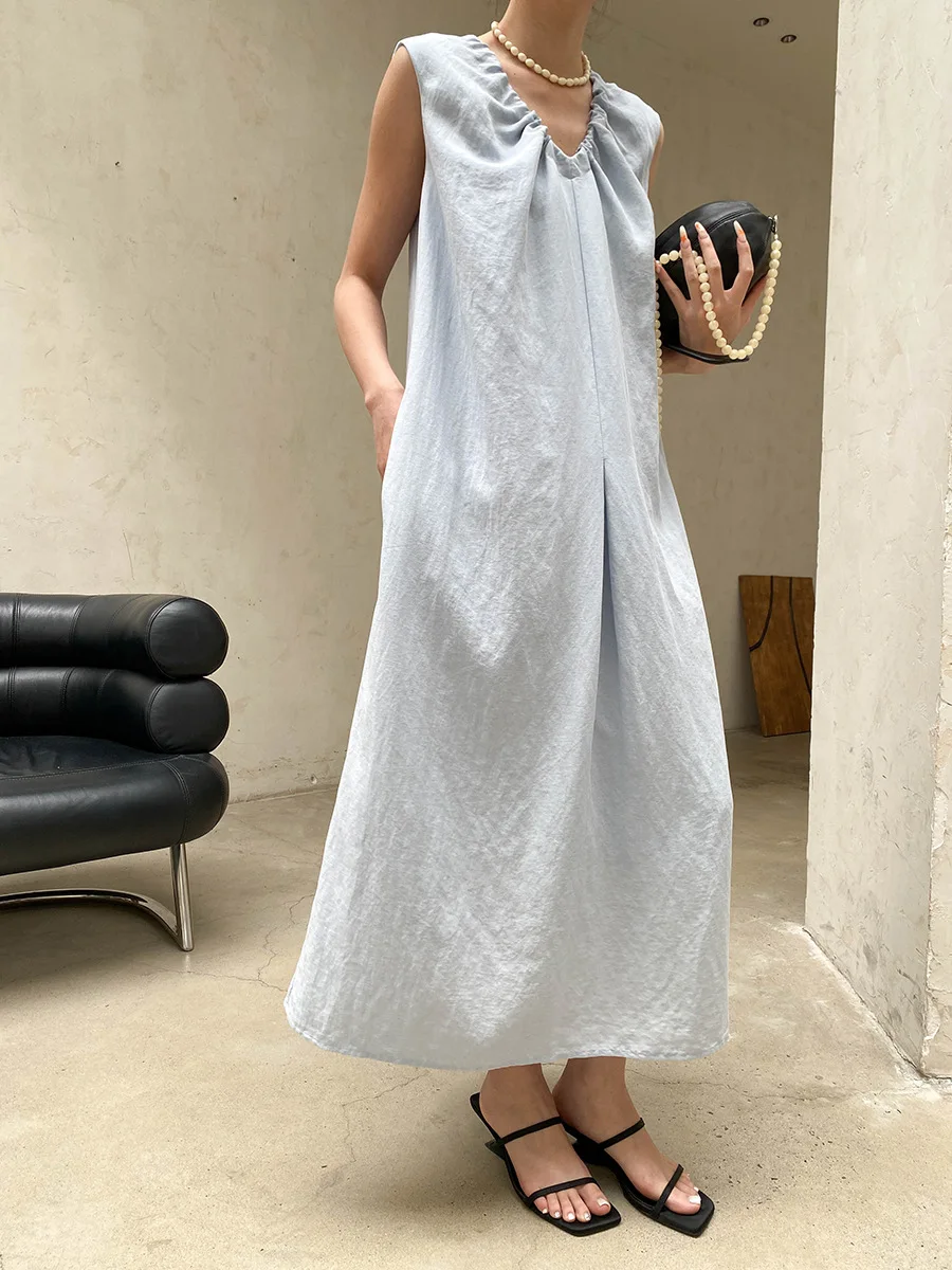 Sommerliches Damenkleid in unifarbenem, plissiertem Design mit V-Ausschnitt, Schnürung an der Taille und schlankmachendem, ärmellosem Schnitt. – Detail 5