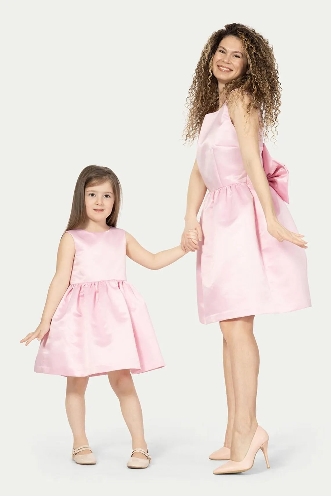 

Mommy and Me Matching Pink Satin Dresses with Bow Short Knee Length High Quality Mother and Kids Party Dress Formal Event Wear