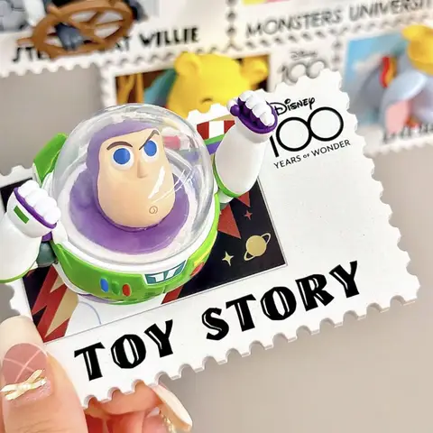 Disney 100 år vintage stämpelserie Musse Pigg Stitch Dumbo Nalle Puh Buzz Lightyear Monster Inc Sullivan Actionfigurer Leksaker 10 best sales Disney 100 år - №3