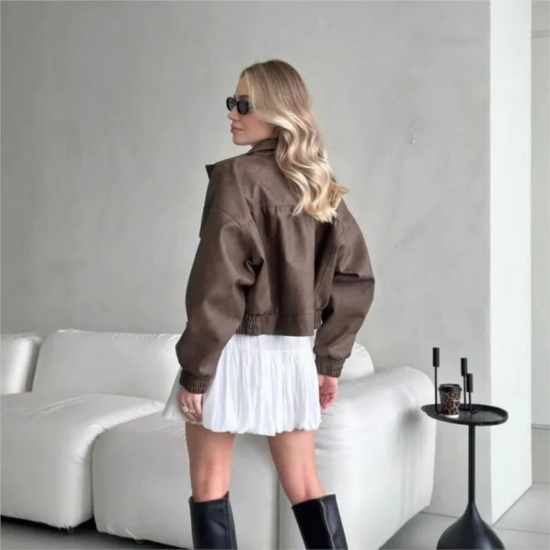 سترة عصرية ذات ياقة طية صدر السترة وجيب كبير وأكمام طويلة وسحاب من الجلد الصلب للربيع والخريف معطف نسائي للتنقل