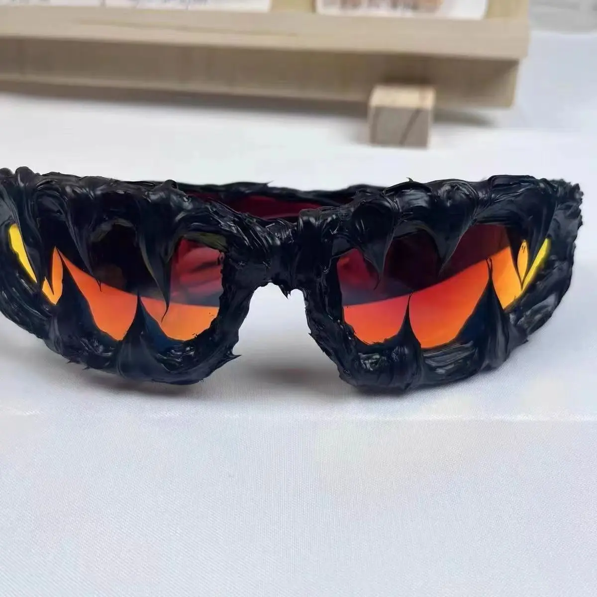 Unisex-Halloween-Dekorbrille, dunkle Serie, Tropfensonnenbrille, Haifischzähne, Avantgarde-Brille – Detail 1