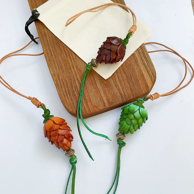 

Подвеска для сумки из натуральной кожи в виде шишки, забавный объемный шарм для сумки, брелок для ключей от автомобиля, маленький аксессуар для сумки в виде ореха, для сумок и клатчей