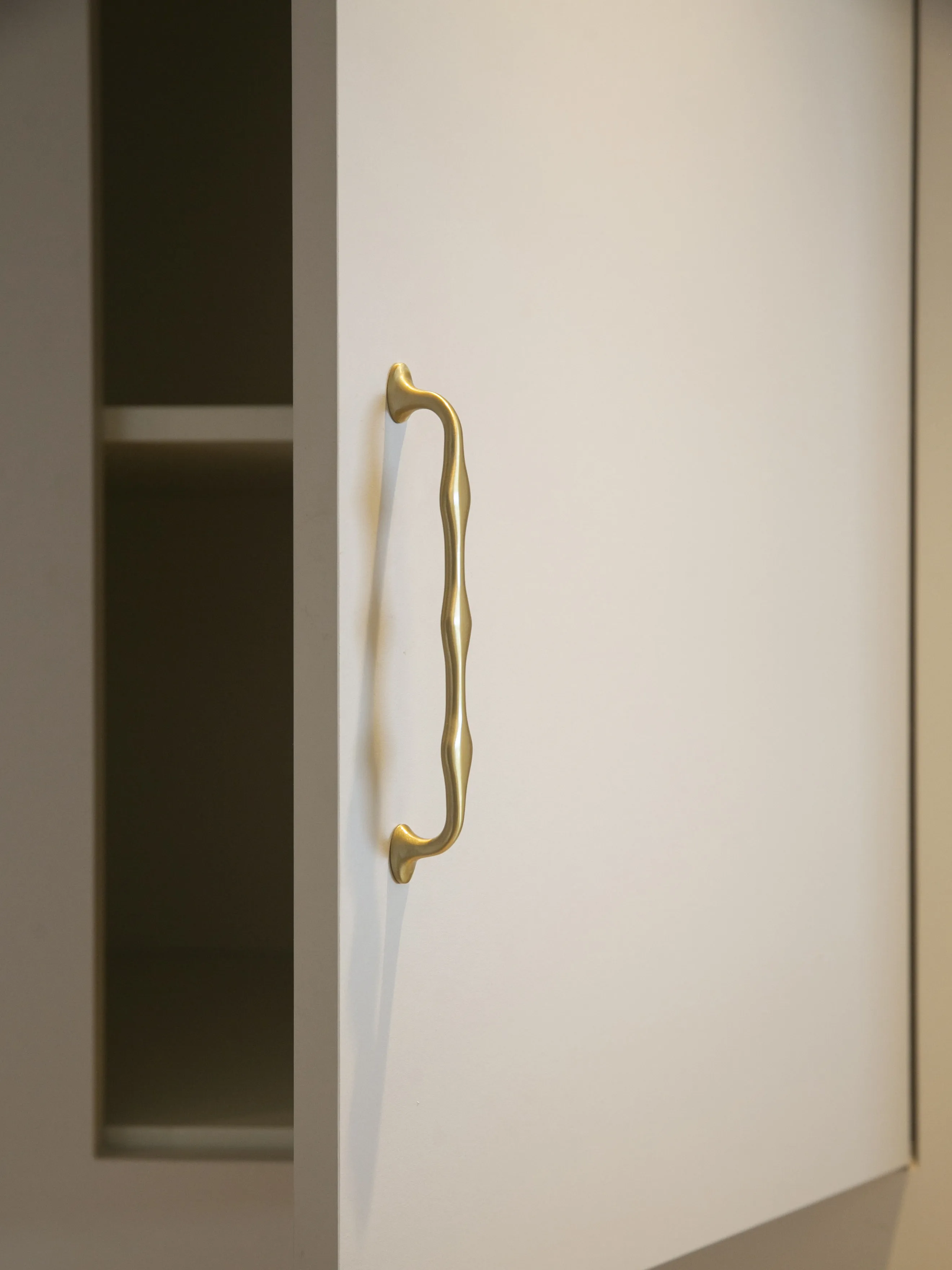French Light Luxury Irregular Cabinet Pulls Drawer Wardrobe Door Brass Simple Long Handle for Furniture Hardware