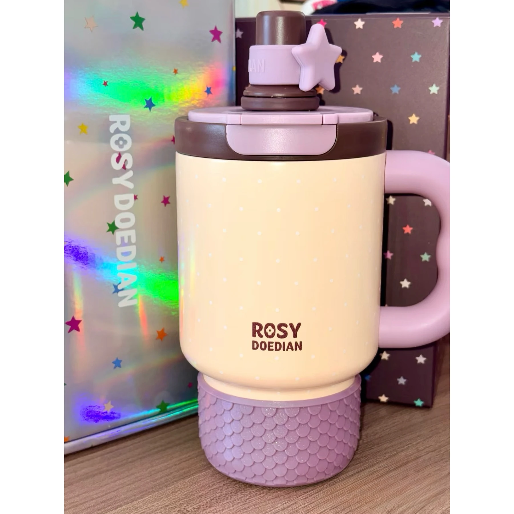 suporte-universal-para-copos-rosydoedian-com-base-em-escama-de-peixe-e-alca-diagonal-para-copos-de-bebidas
