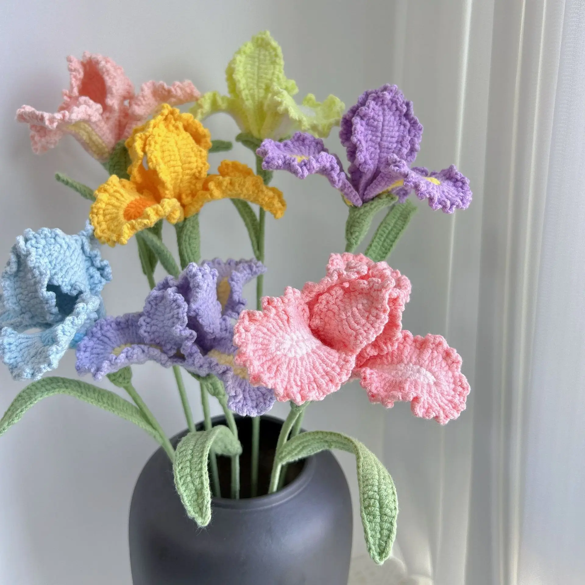 Wunderschöner gehäkelter Iris-Blütenzweig, handgemachter gestrickter Blumenstrauß, künstliche Blumen, Raumdekoration, Geschenk für den Schreibtisch. – Detail 1