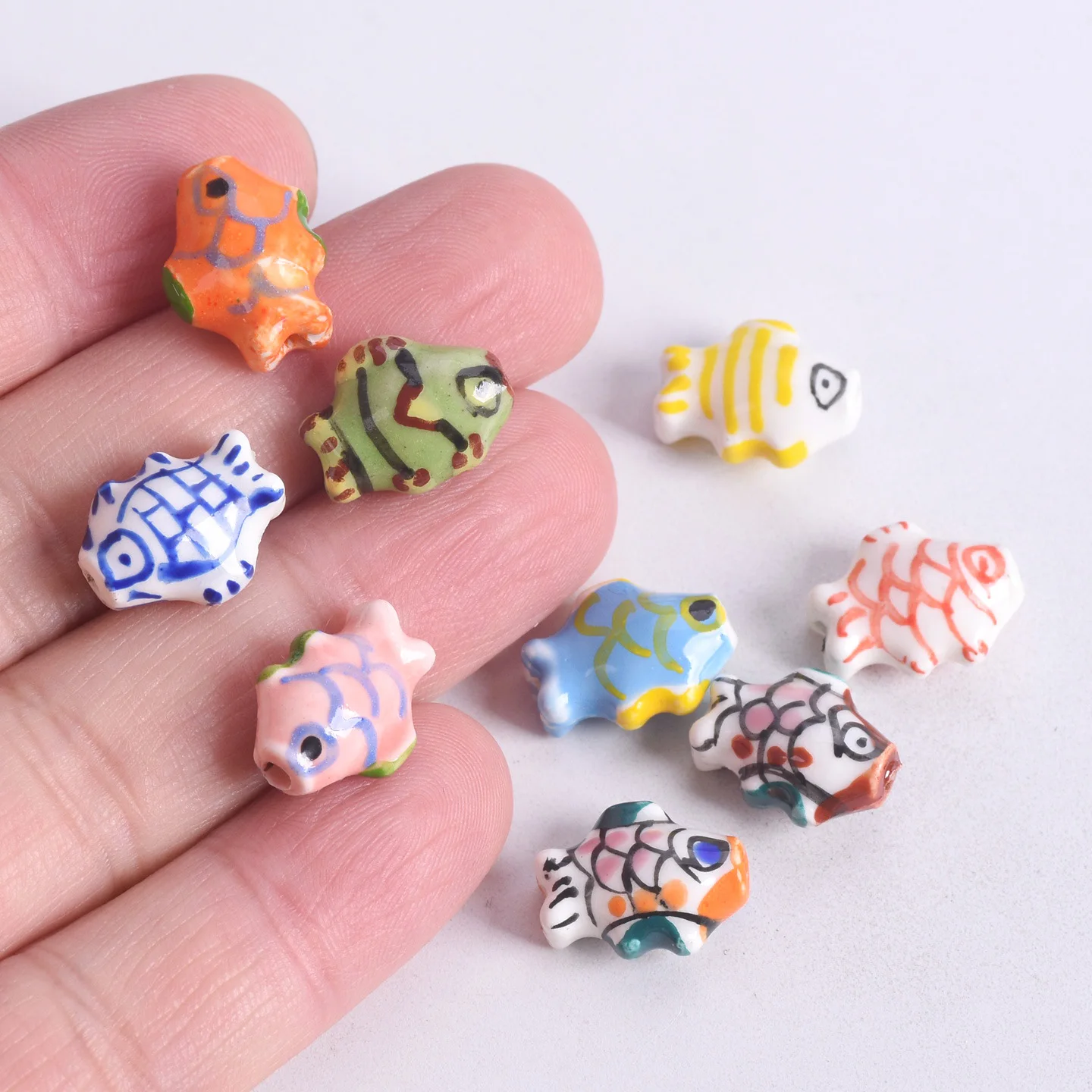 Cuentas sueltas de porcelana y cerámica para fabricación de joyas, abalorios con forma de pez, pintura hecha a mano, 5 piezas, 12x15mm