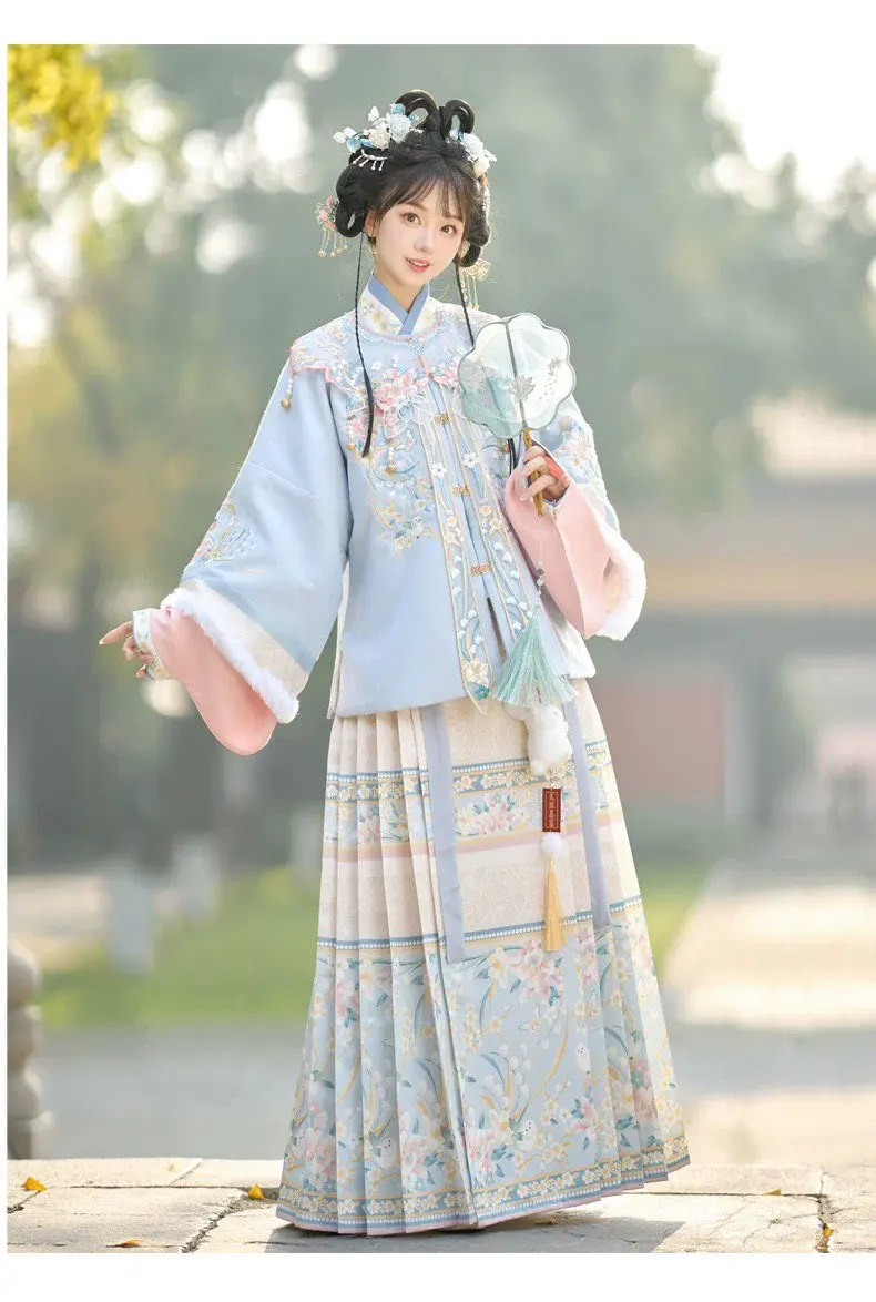 عيد الميلاد زي المرأة الشتاء سميكة الأزرق المطرزة Hanfu الدعاوى الإناث السنة الصينية الجديدة زي حفلة الزي