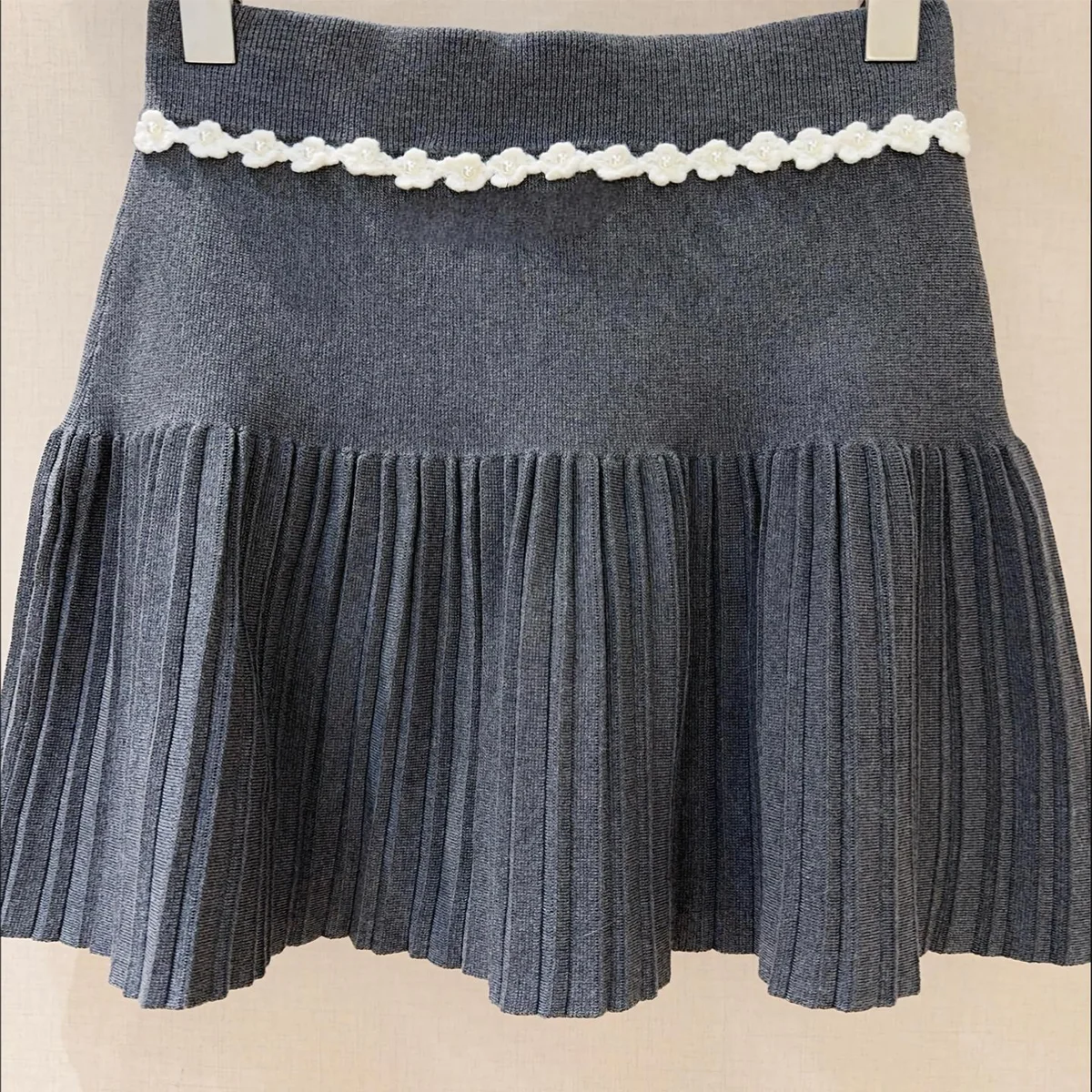 2026 high-quality new women's gray knitted pleated short skirt--hb723