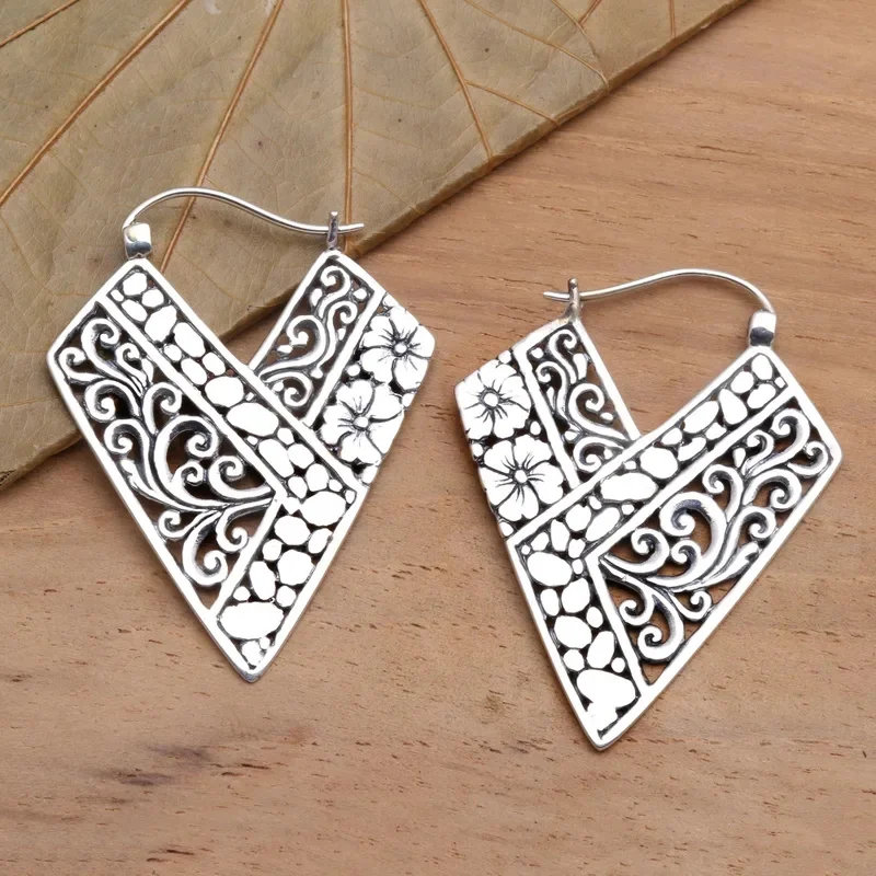 Vintage Bohemian-Stil Handgeschnitzte Ausgehöhlte Muster Hängeohrringe Damenmode Versilberte Bankett- und Urlaubsschmuck Geschenk