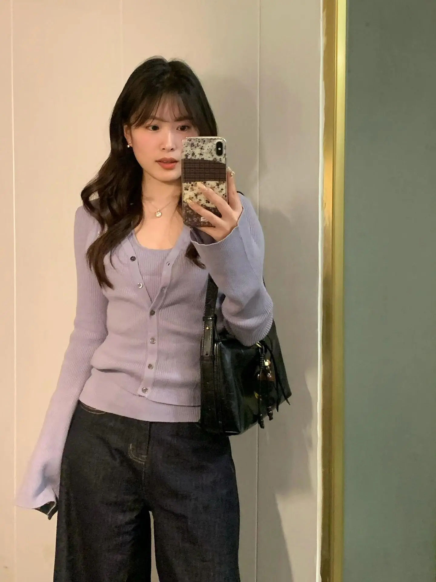 

Комплект FEMPILOT: Нежный фиолетовый тонкий вязаный кардиган и женский топ на бретельках. Новинка весенней коллекции. Модный женский костюм.