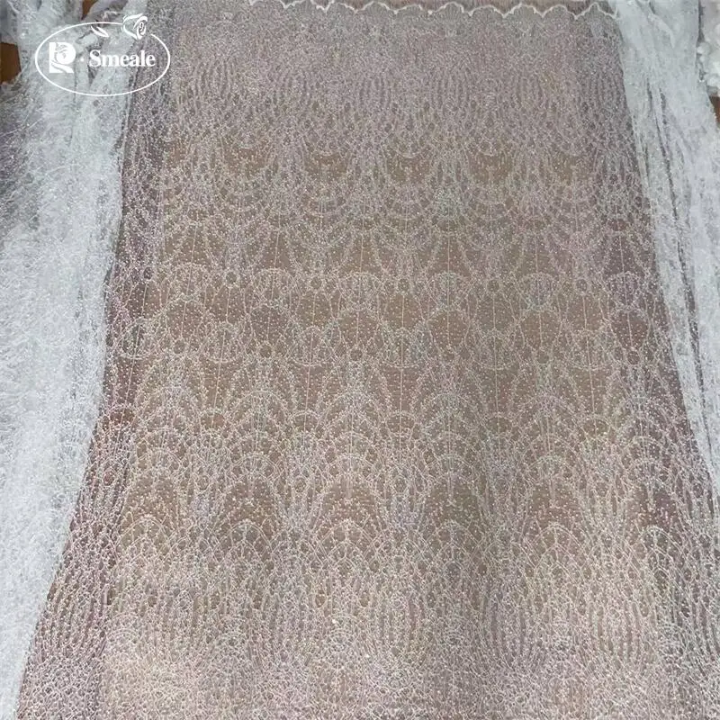 3 Yards. Weiße Perlen, Glitzernde Pailletten, Spitzenstoff. Luxuriöses Abendkleid aus französischer Spitze. Hochwertige Maßanfertigung für Braut- und Hochzeitskleider. – Detail 7