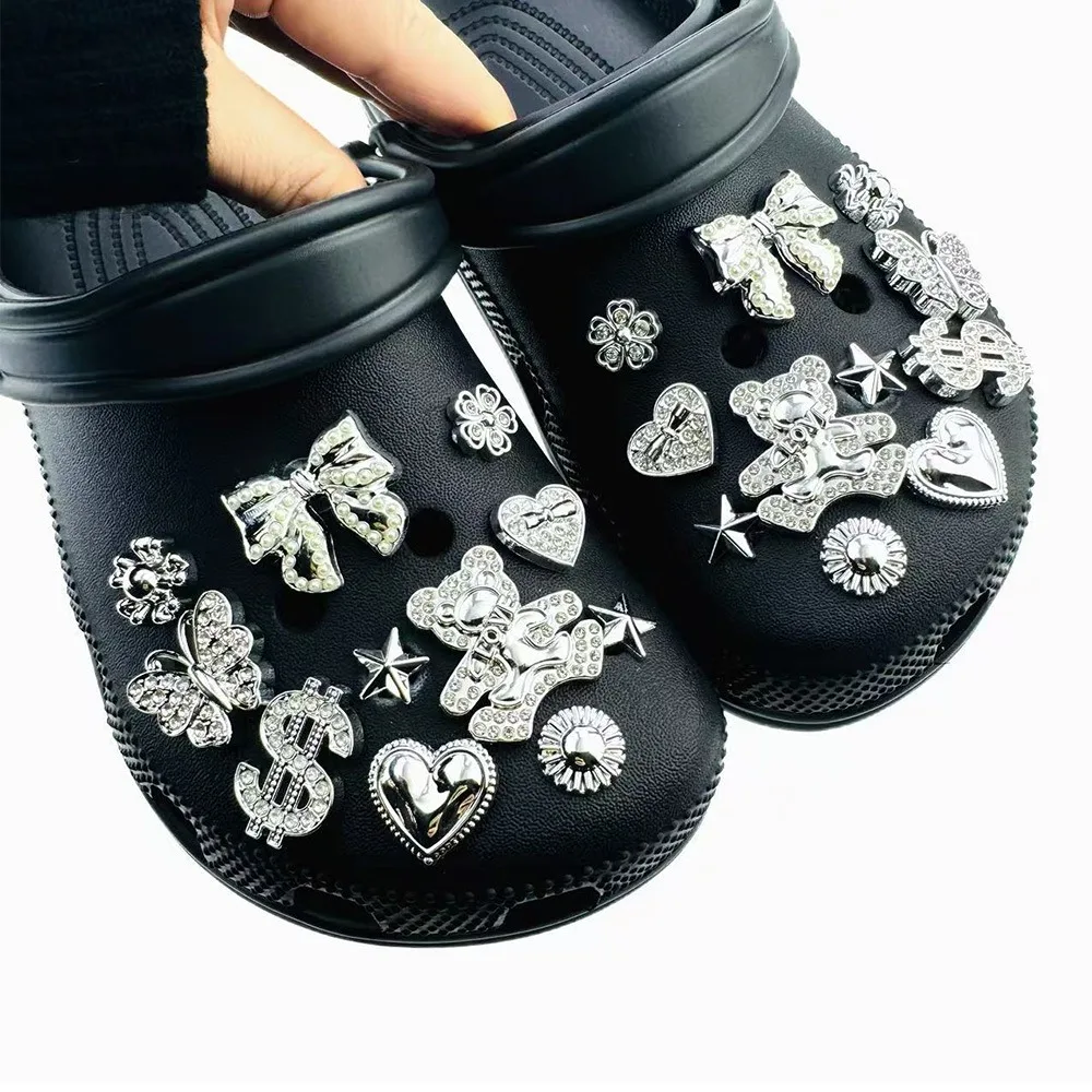 22-teiliges Sommer-Mode-Schuh-Charms-Set, Zubehör für Clogs, Schuhschnallen, silberne Diamant-, Bären-, Schmetterlings- und Nieten-DIY-Schuhdekorationen – Detail 8