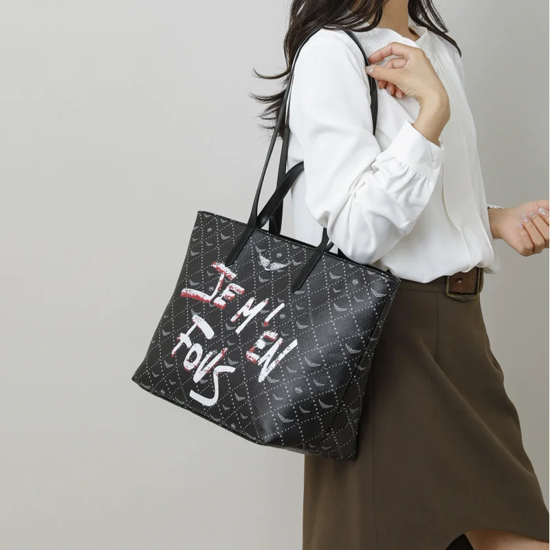 Luxury exquisite pattern handbag, elegant and comfortable chain strap shoulder bag, fashionable and trendy zipper women's bag