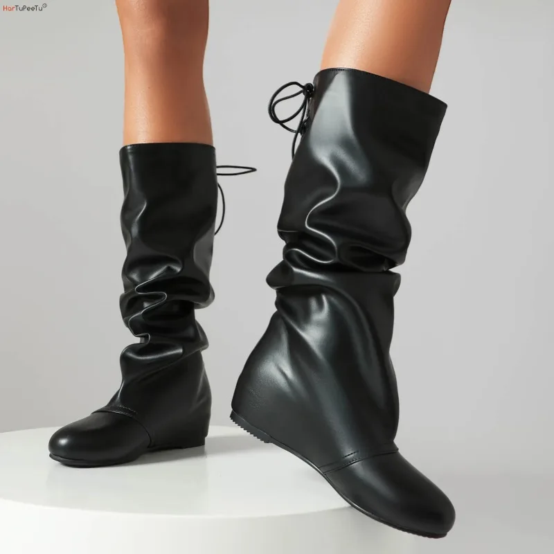 

Женские модные однотонные повседневные ботинки со складками. Удобные ботинки на танкетке с напуском. Туфли до середины икры со шнуровкой сзади.