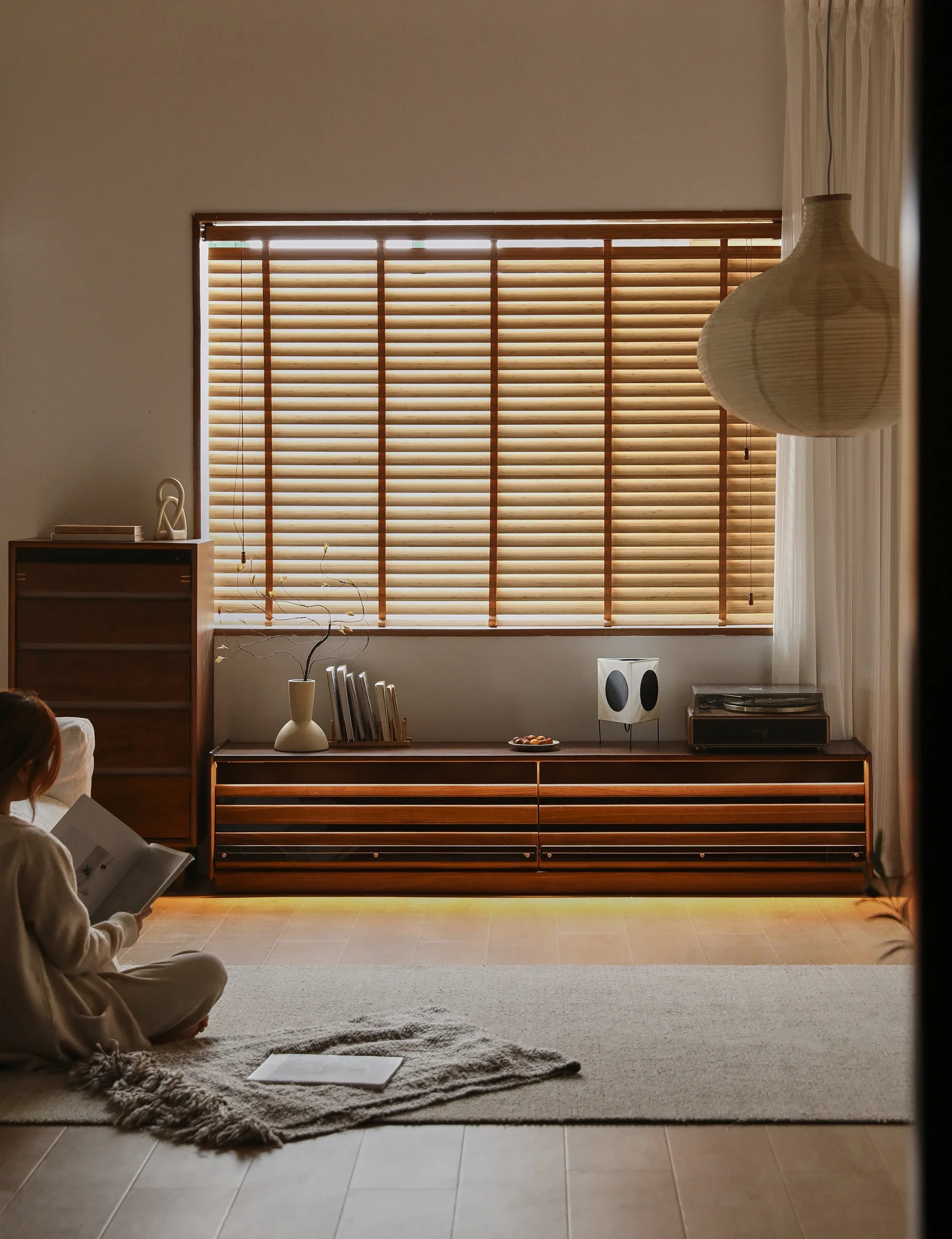 

-Italian Style Modern Solid Wood TV Cabinet Black Walnut Living Room TV Stand