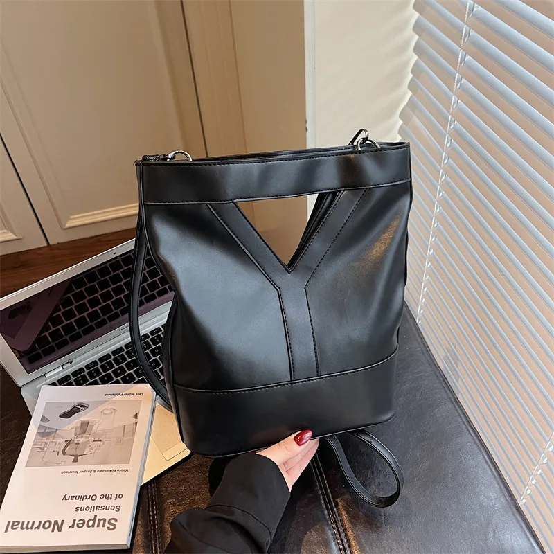 

2025 Niche Underarm Tote Bag, Minimalist Shoulder Purse for Women, Casual Bucket Crossbody, Versatile Day to Night Bag Textured