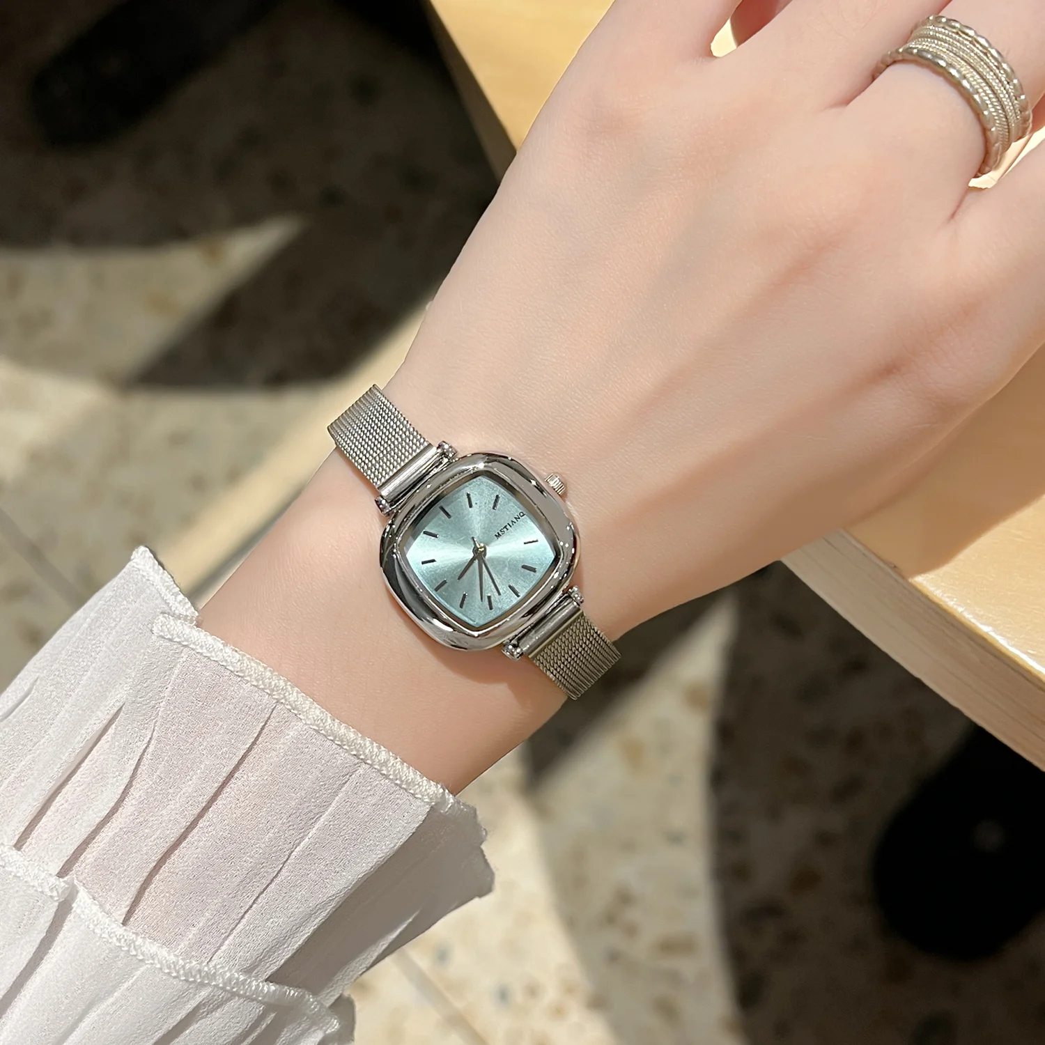 Квадратные нишевые часы для женщин 2025 новые модели для официальной носки; Изысканные женские кварцевые часы на рабочем месте