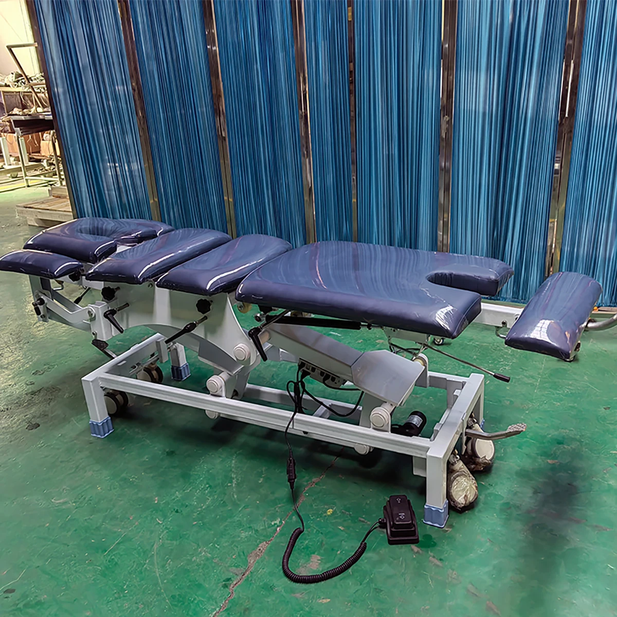 Table de chiropratique, mobilier d'hôpital