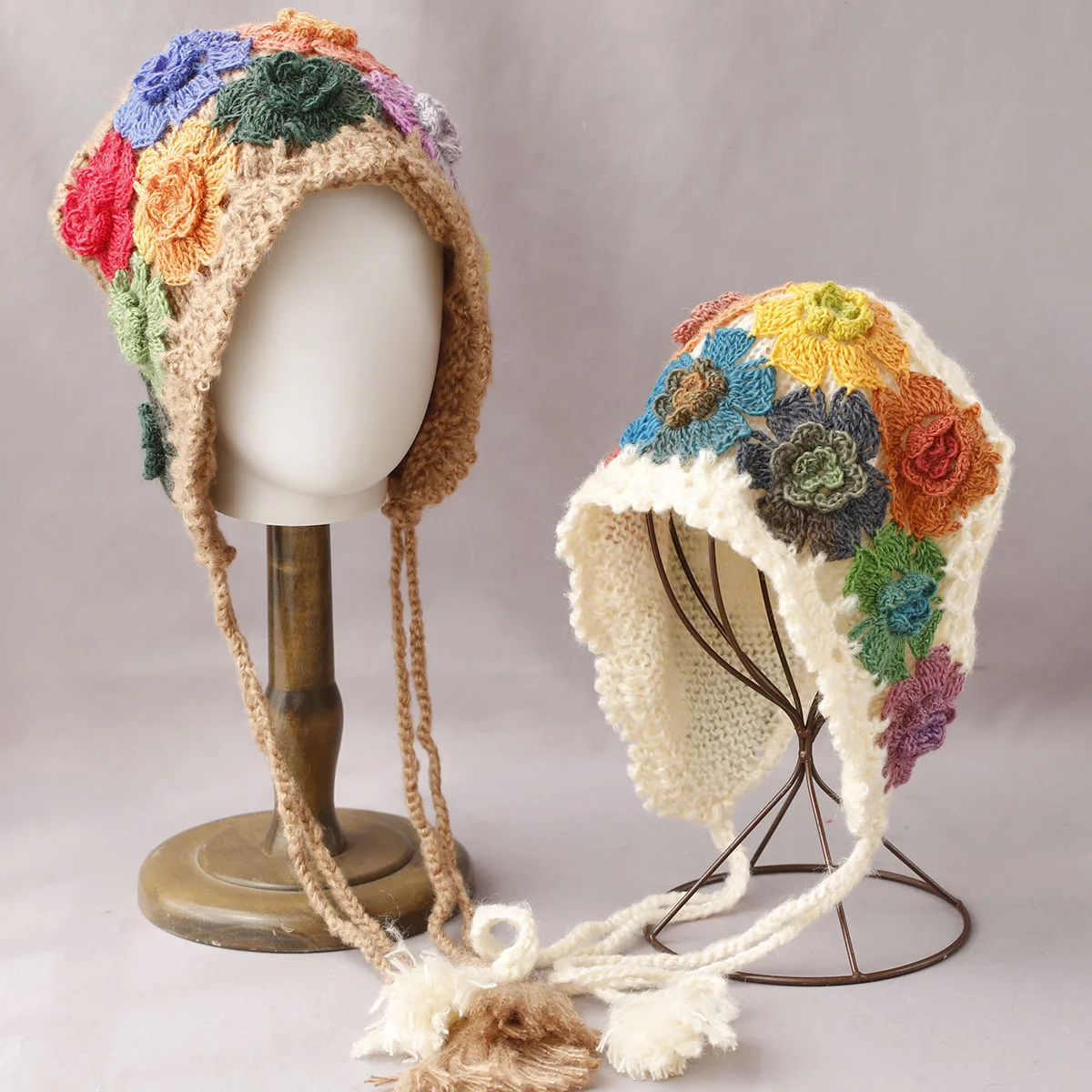 2025 NUOVA moda Autunno Inverno Donna Beanie Cappelli in filato di fiori Jacquard Lace-up Cappello lavorato a maglia Berretti caldi ispessiti con paraorecchie