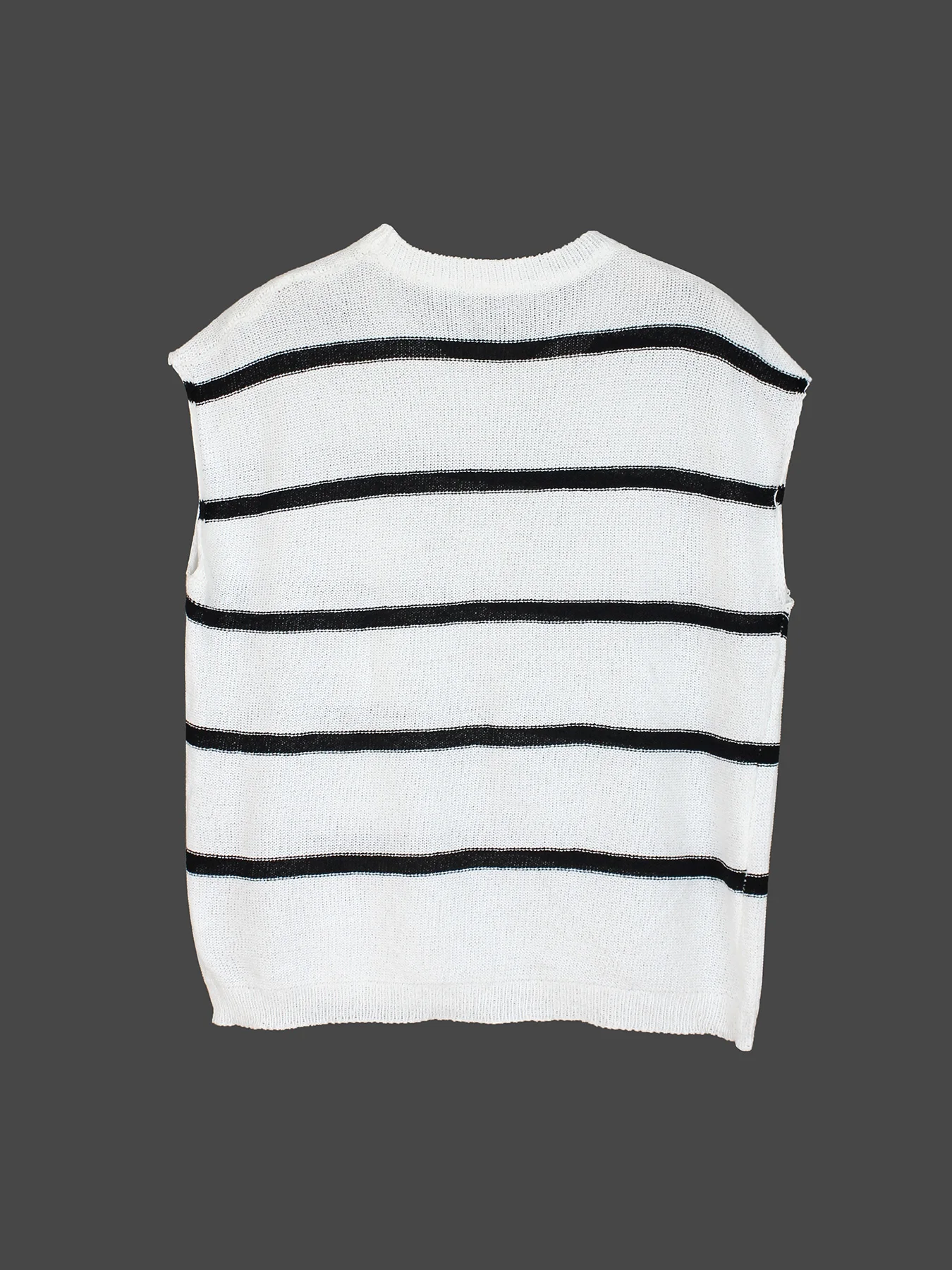 Directional development of round neck pullover sleeveless horizontal stripes in spring and summer