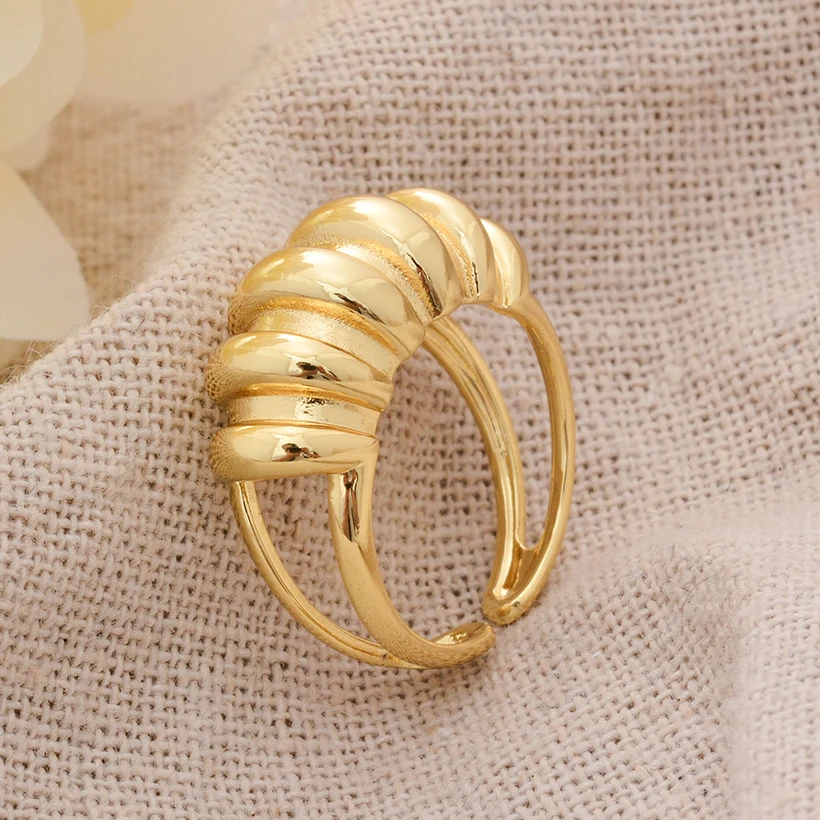 Anillo elegante con diseño de onda de agua para mujer, joyería femenina de Color oro amarillo, regalos de navidad baratos sin decoloración