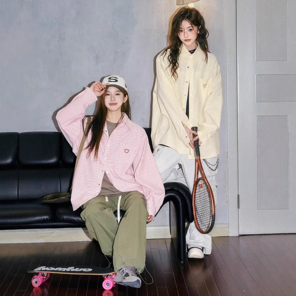 قميص مخطط للأزواج لربيع وخريف 2025 قميص عالي الجودة فضفاض ومتعدد الاستخدامات على طراز الحرم الجامعي للجنسين #1