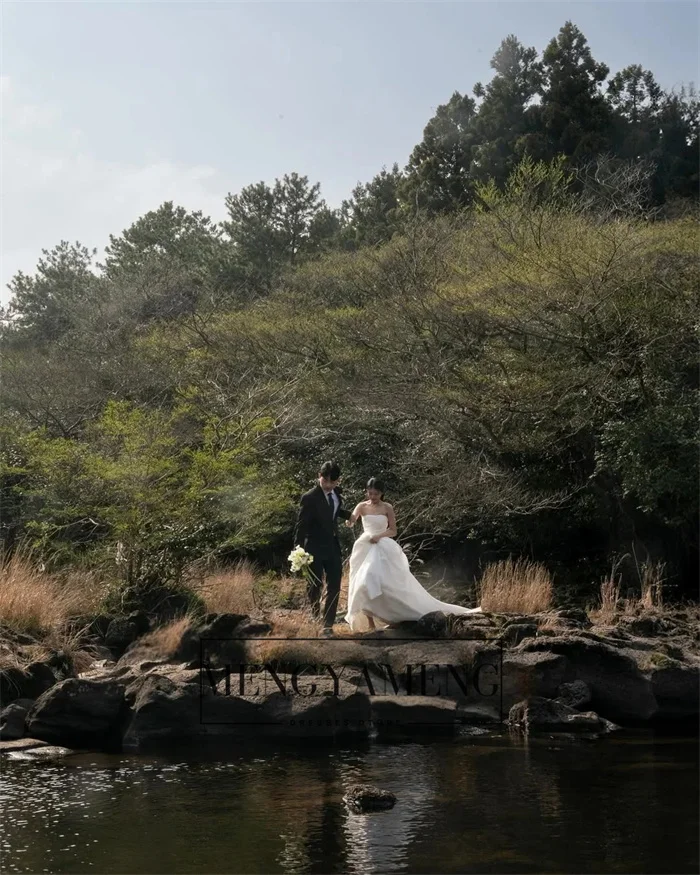 ZHUISHU 심플한 스트랩리스 한국 공주 웨딩드레스 웨딩드레스 오간자 아이보리 민소매 주름 맞춤 예쁜 신부 드레스
