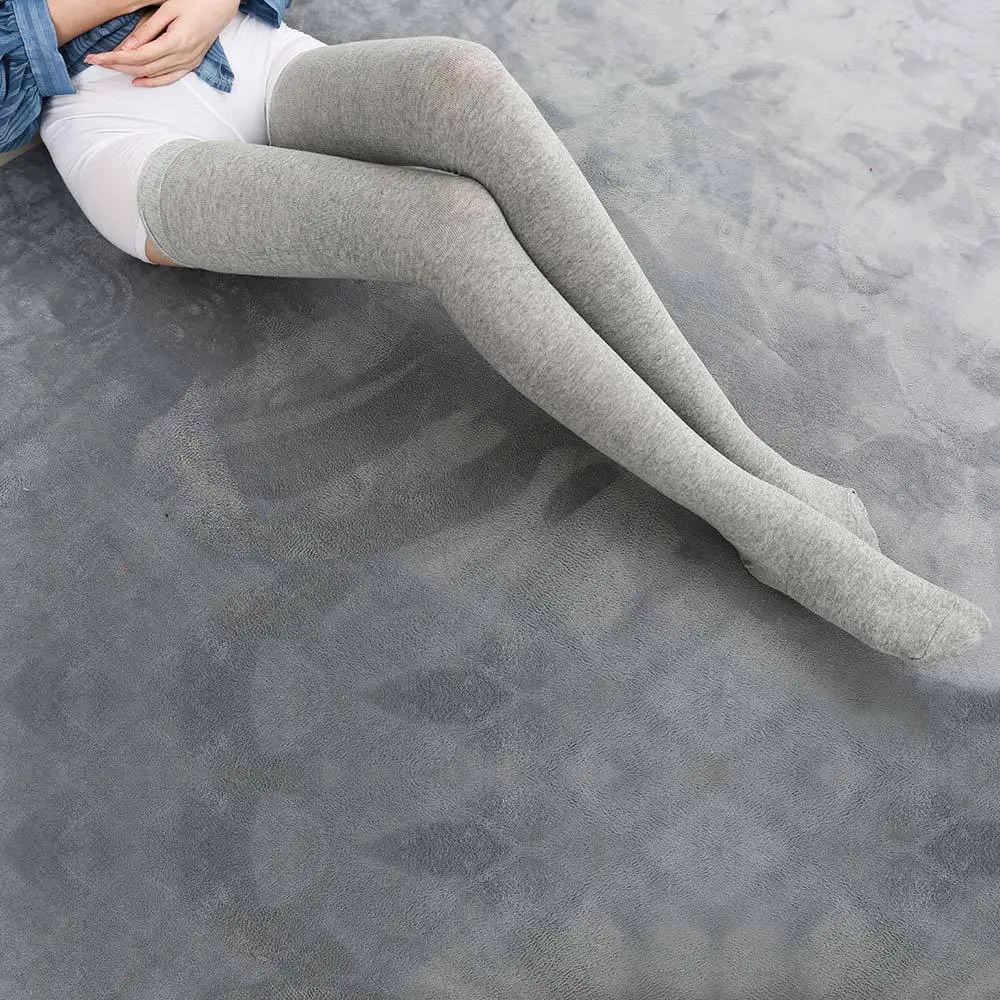 Verlängerte, hochelastische, einfarbige lange Socken für Damen – Detail 9