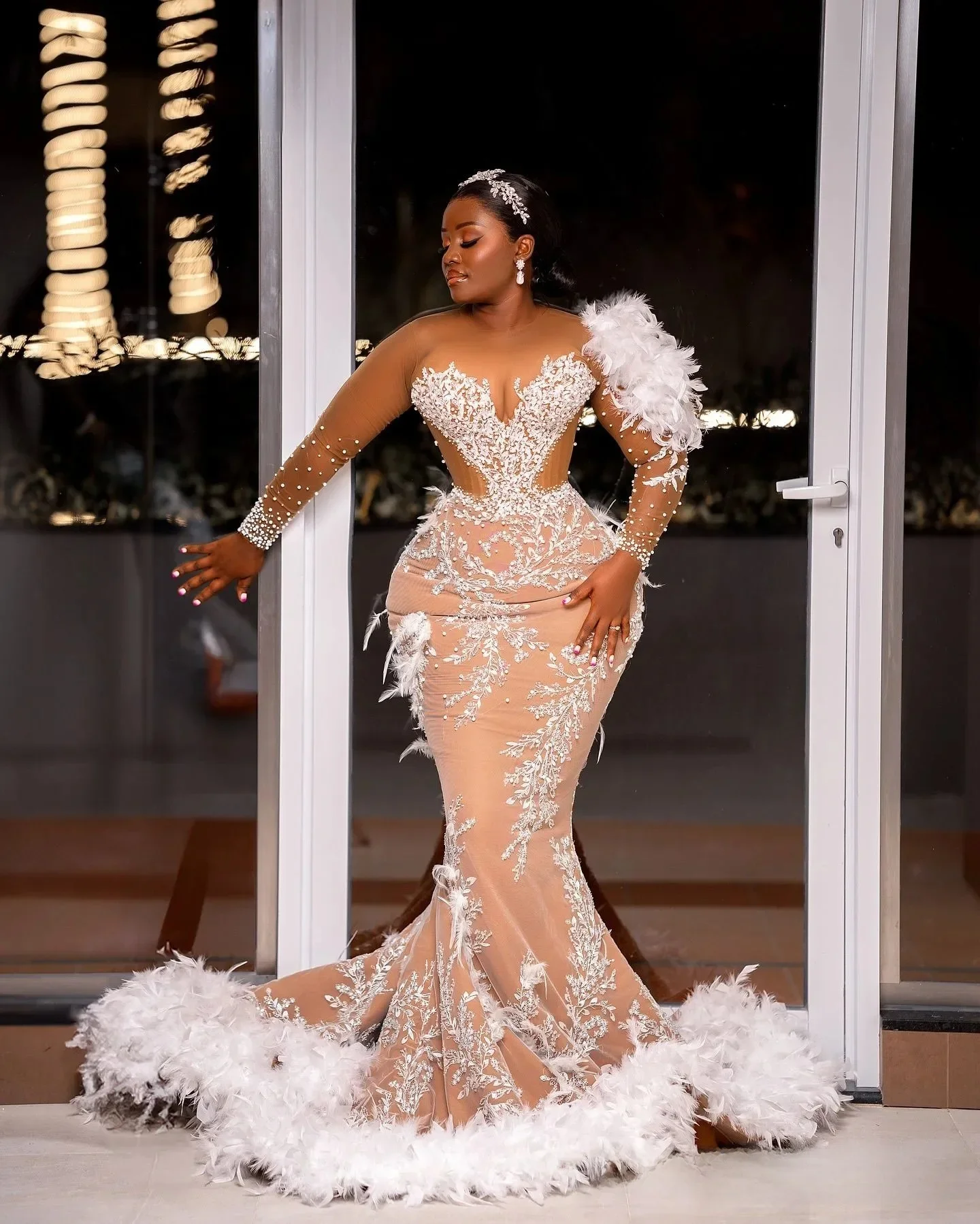 Suknie ślubne plus size na zamówienie, białe, z odpinanym trenem, wysokim dekoltem, długimi rękawami, zdobione koronką i koralikami.