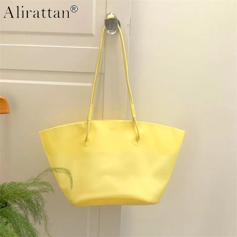 New Jelly Handbag For Woman 2026 Summer Candy Color Vacation Beach Shoulder Bag Water Resistant Large Capacity Commuter Tote ins
