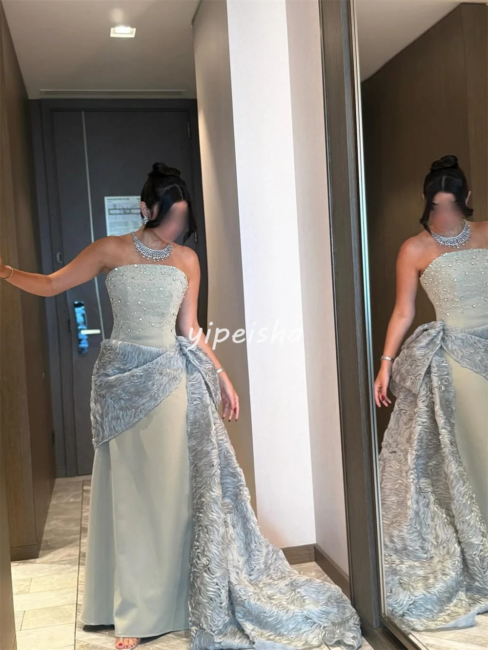 Vestidos largos sin tirantes rectos fruncidos con diamantes de imitación de Charmeuse exquisitos de estilo moderno personalizado vestidos para ocasiones a medida a juego