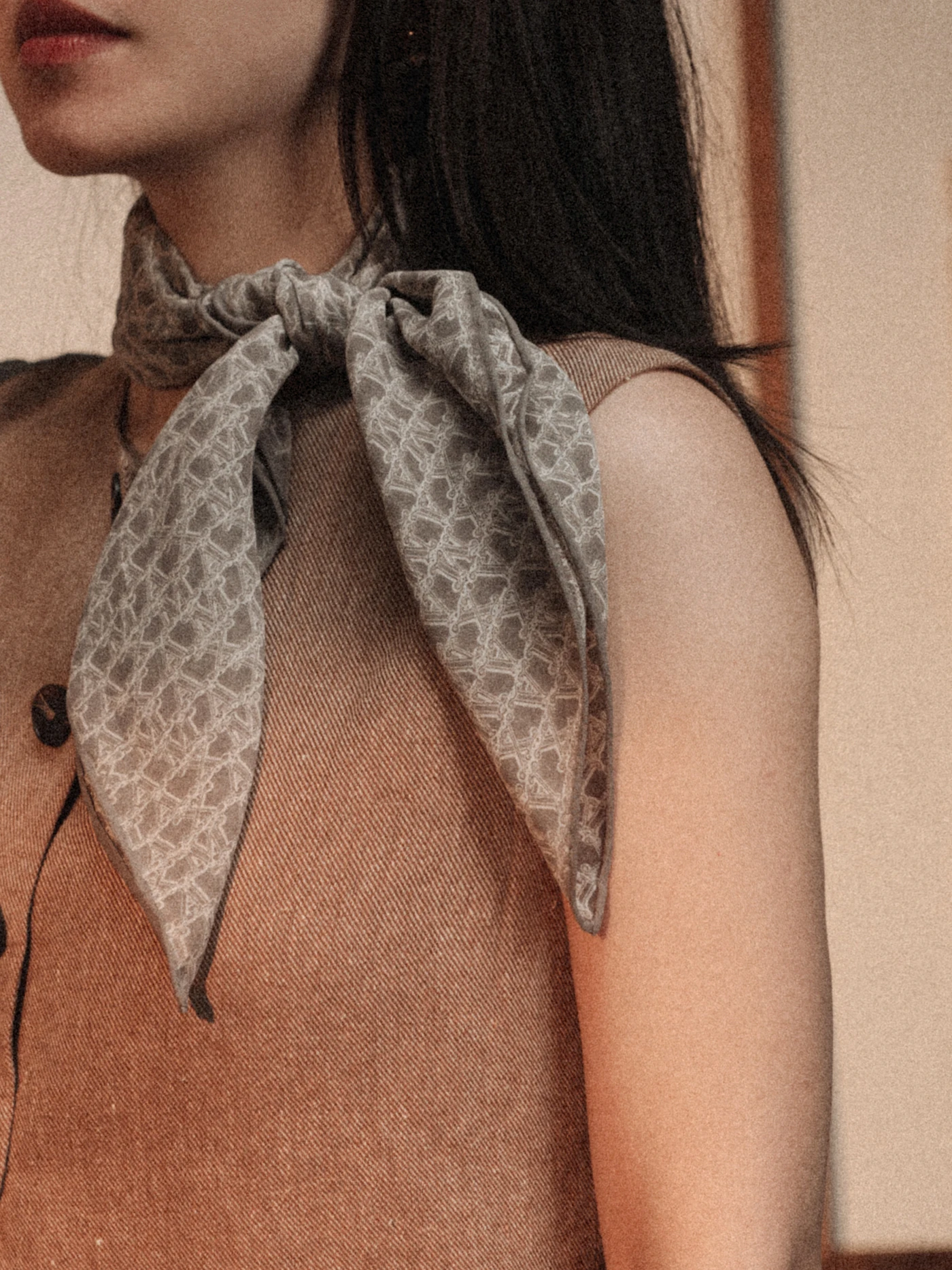 sciarpa-in-seta-gotan-grigio-nebbia-con-motivo-floreale-vintage-65cm-stile-femminile-per-il-pendolarismo-piccola-sciarpa-quadrata-decorativa-con-motivo-geometrico