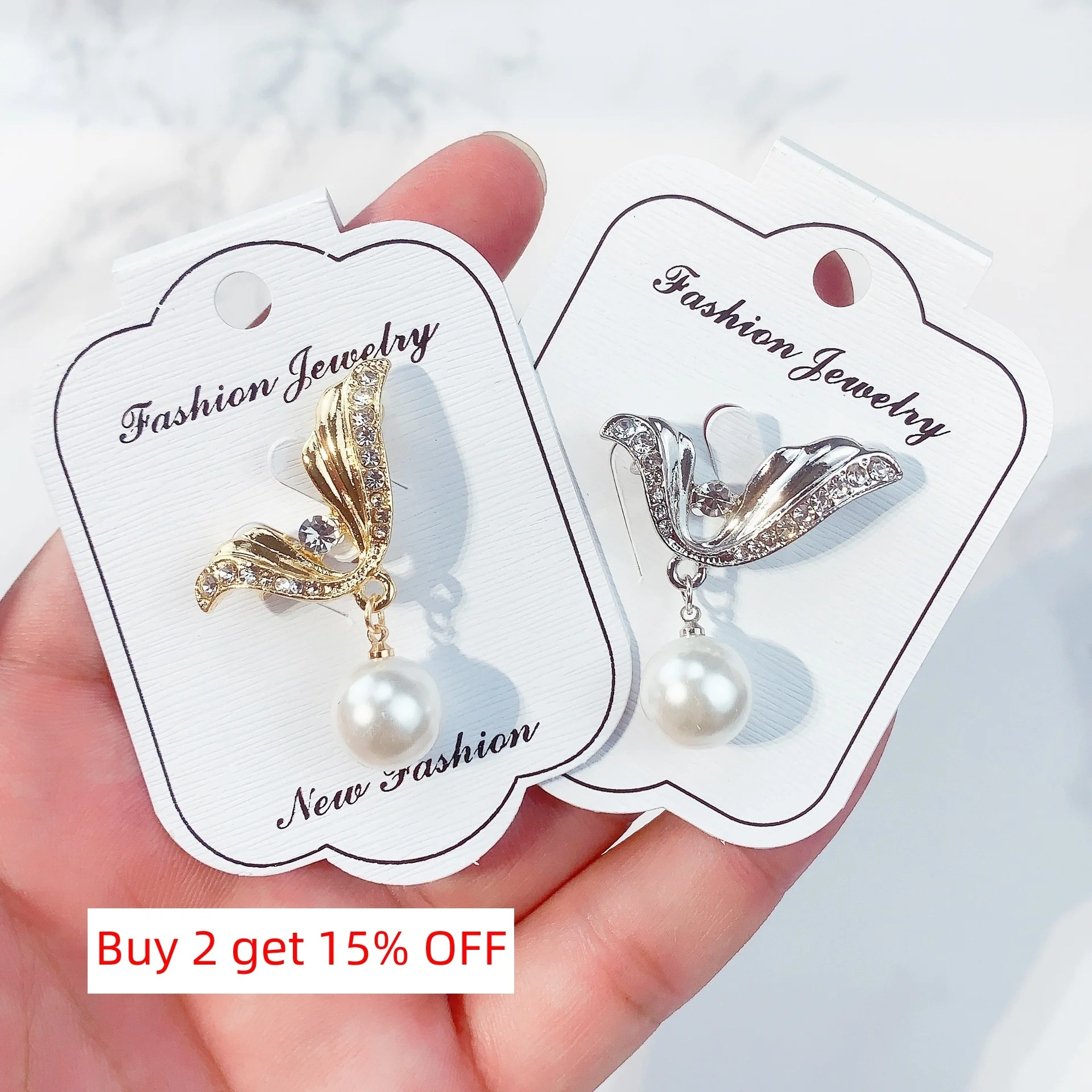 Trendy Rhinestone Brooches Golden Metal Chest Brooch Buckle Prevent Wardrobe Malfunction Suit Brooch Pearl Corsage Jewelry