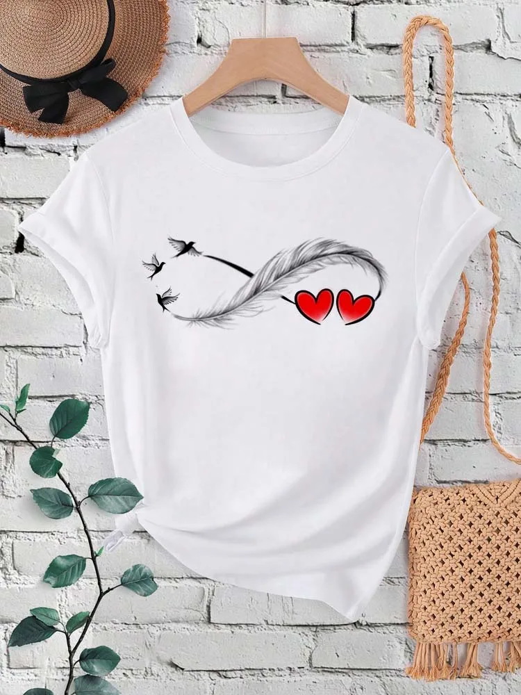 

Fashion Love Heart Feather Print Women T Shirt Streetwear Graphic Clothes Female Shirt Short Sleeve Lady Casual Tee