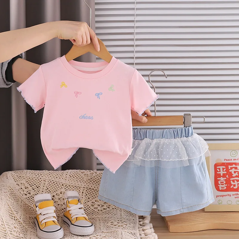 

Летний комплект одежды для девочек: футболка с вышивкой и бантом и джинсовые шорты с рюшами из фатина, милый повседневный наряд для малышей
