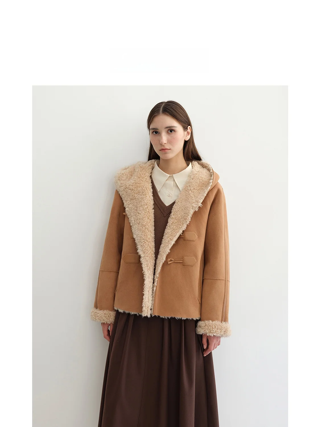 معطف صوف فرو قابل للارتداء على الوجهين من LeTrans مع أزرار قرنية وغطاء رأس، تصميم كلاسيكي أنيق ودافئ للنساء الشابات