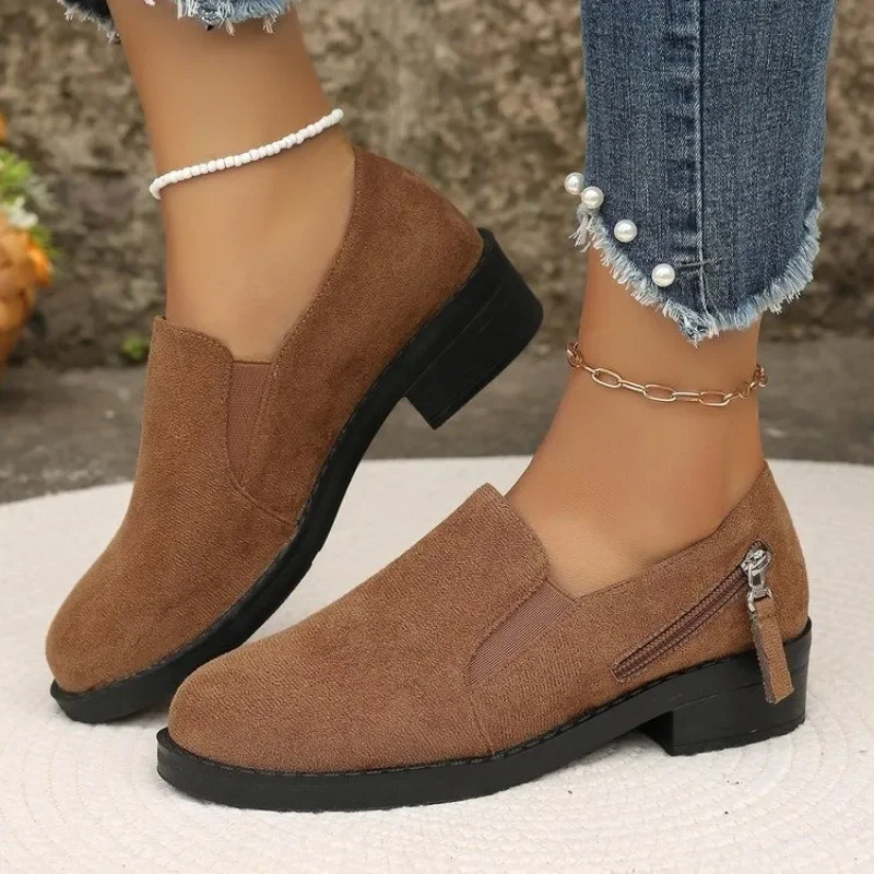 Neue Damen Pumps Round Toe Mid Heel Schuhe für Damen Slip-On Plattform Slipper Outdoor kausale einfarbige Metall dekoration Schuhe