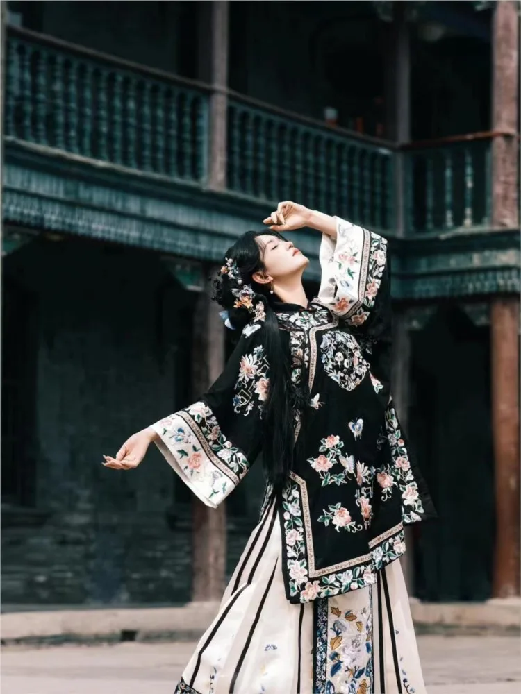 A two-piece set of Chinese-style antique ethnic dress and skirt with slanted front for Han woman